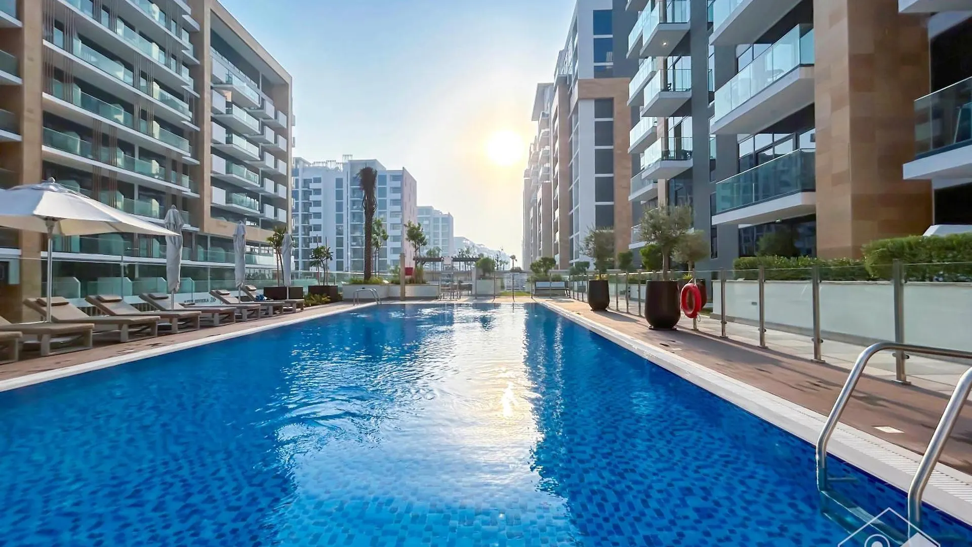 Bright & Airy Studio With Balcony In Azizi Riviera Dubai