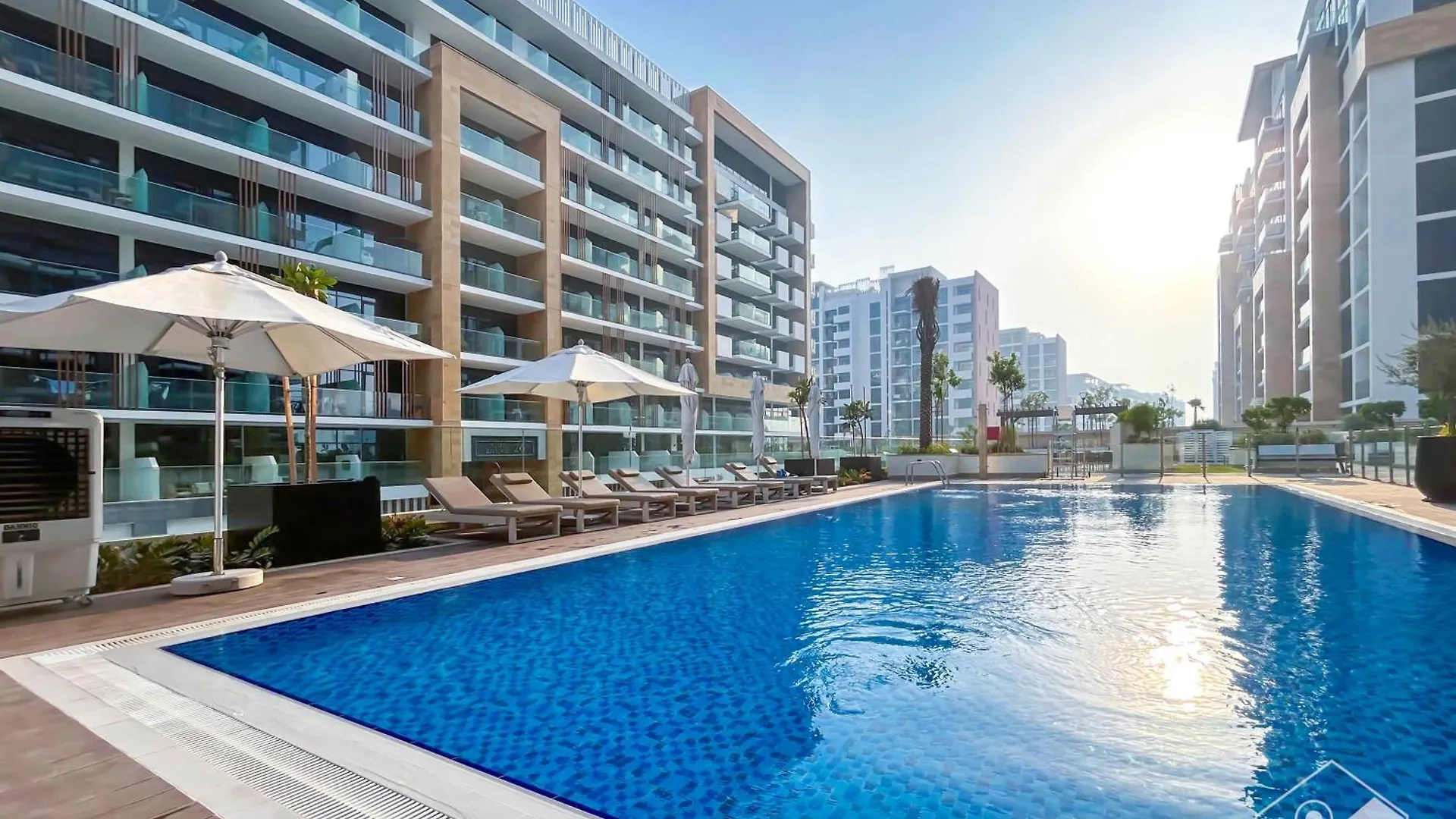 Bright & Airy Studio With Balcony In Azizi Riviera Dubai