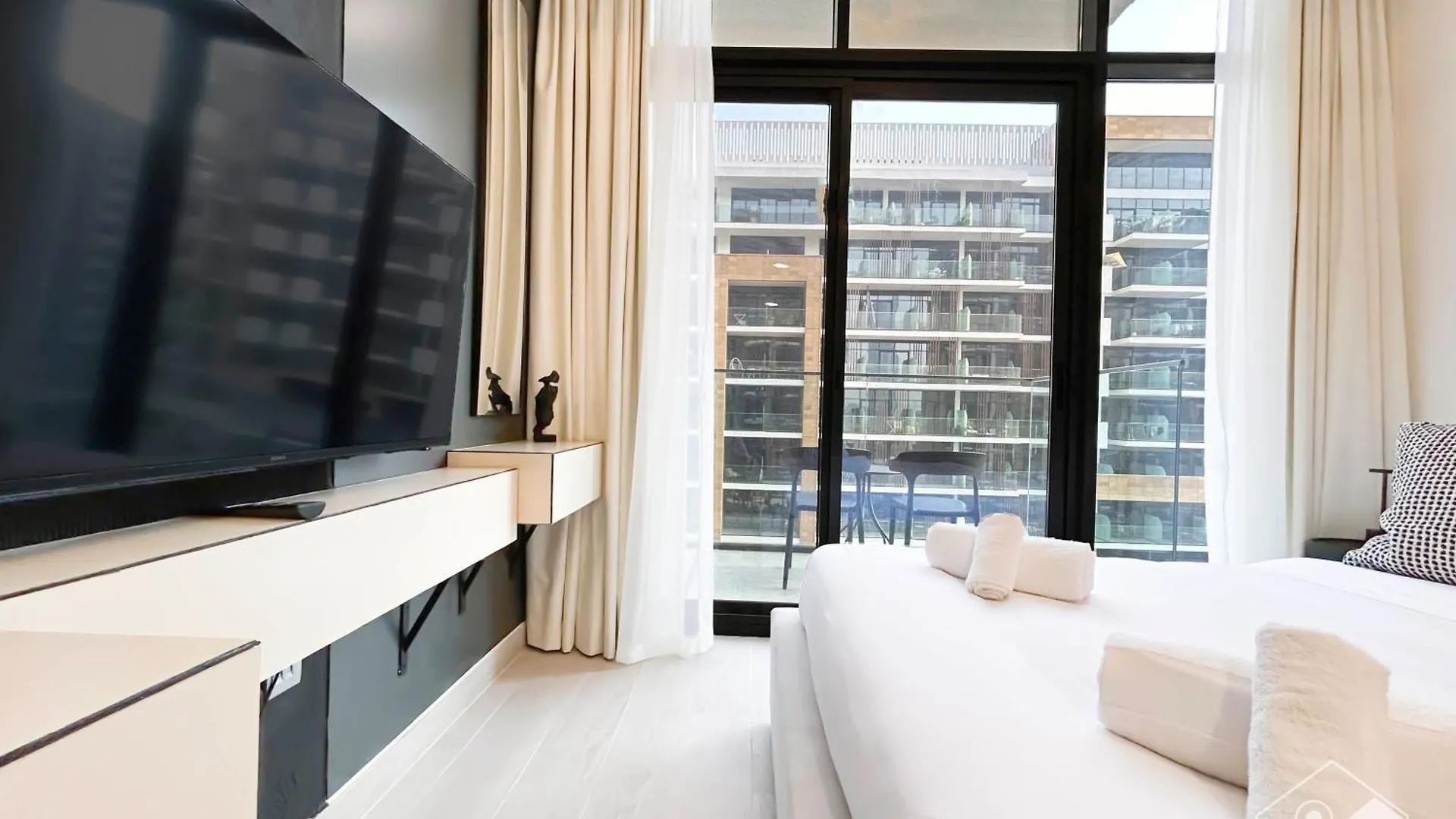 Bright & Airy Studio With Balcony In Azizi Riviera Dubai
